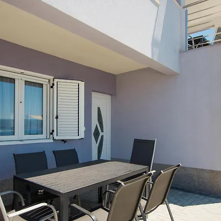 Apartment Stipe *