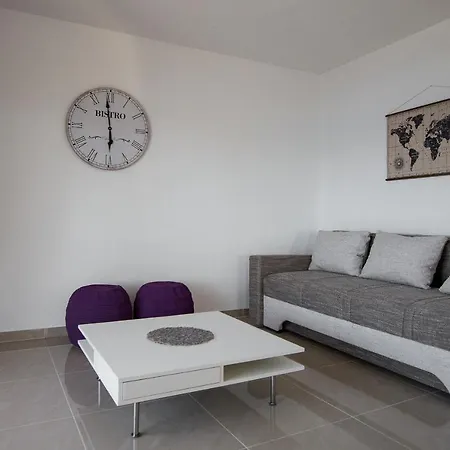 Apartment Stipe *